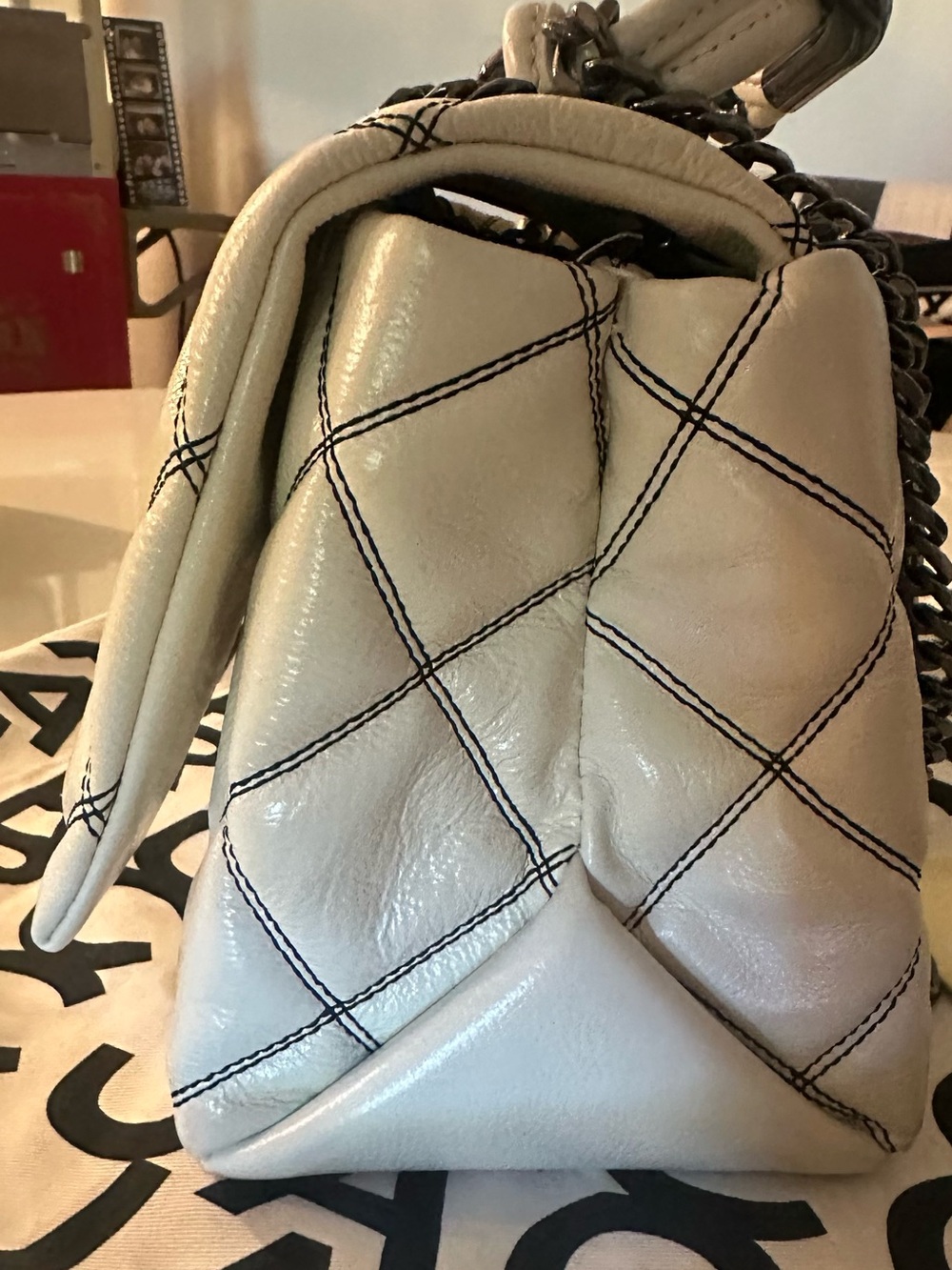 Marc Jacobs Quilted Cream Leather Shoulder Bag with Contrast Stitching, Medium. - Picture 9 of 15
